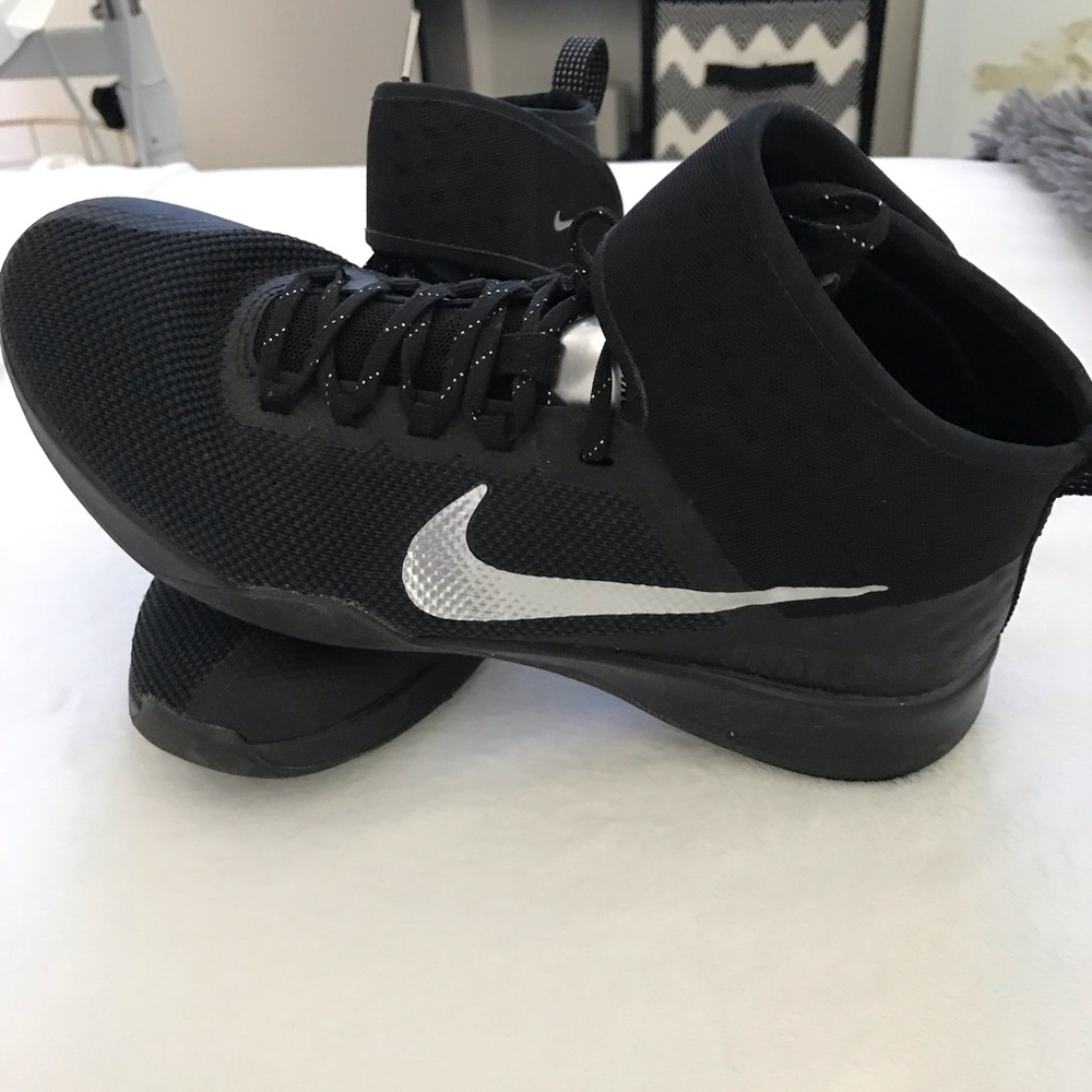 Woman’s Nike size 7 zoom training shoes in black